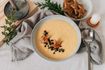 Cremige Blumenkohlsuppe mit knusprigen Toaststernen
