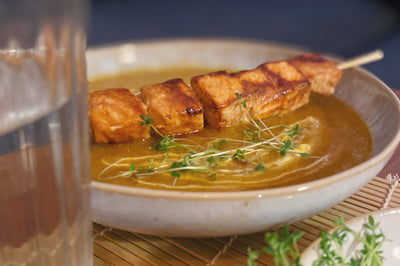Asiatische Röstgemüsesuppe mit Lachsfilet